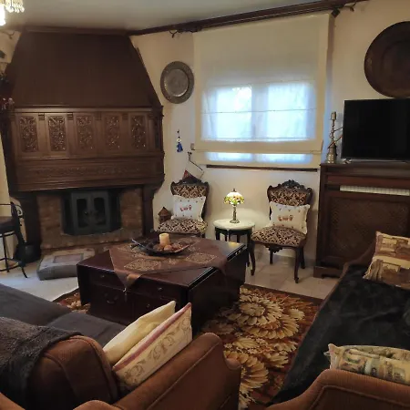 British Wood 'n Stone House דירה