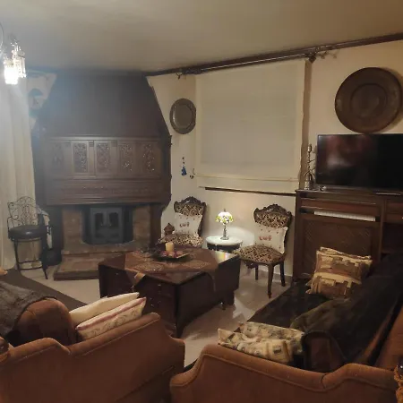 British Wood 'n Stone House דירה