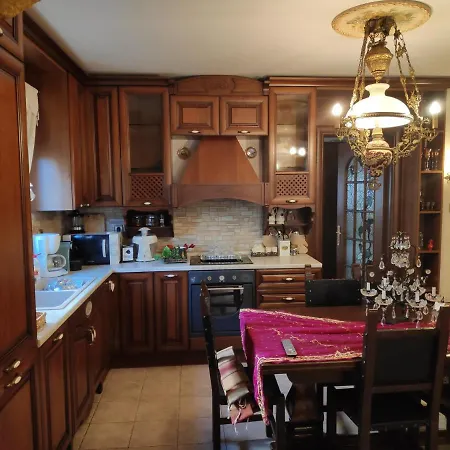 British Wood 'n Stone House * סלוניקי