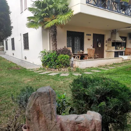 British Wood 'n Stone House דירה